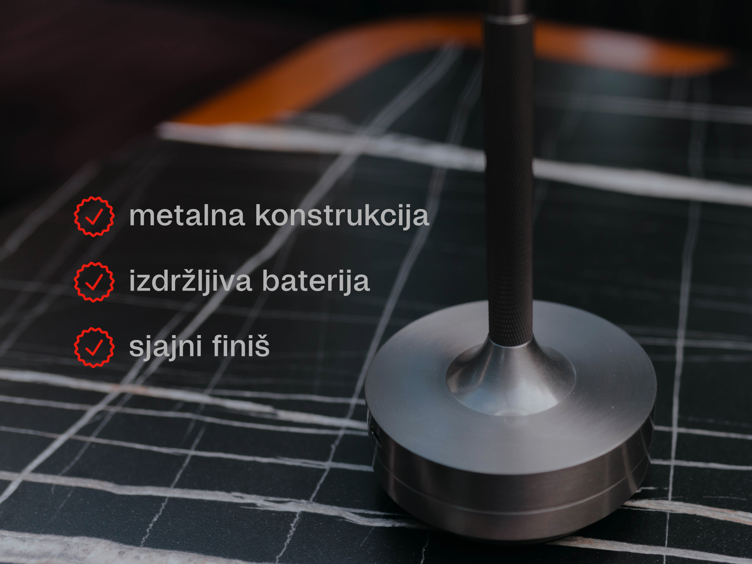 Minimalist lampa izbliza prikazuje njenu metalnu konstrukciju i sjajni finiš